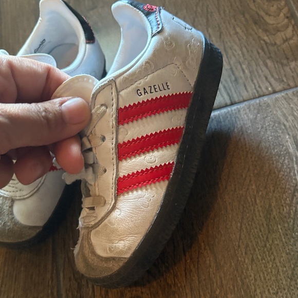 Adidas HELLO Kitty 50th Anniversary - Picture 3 of 13